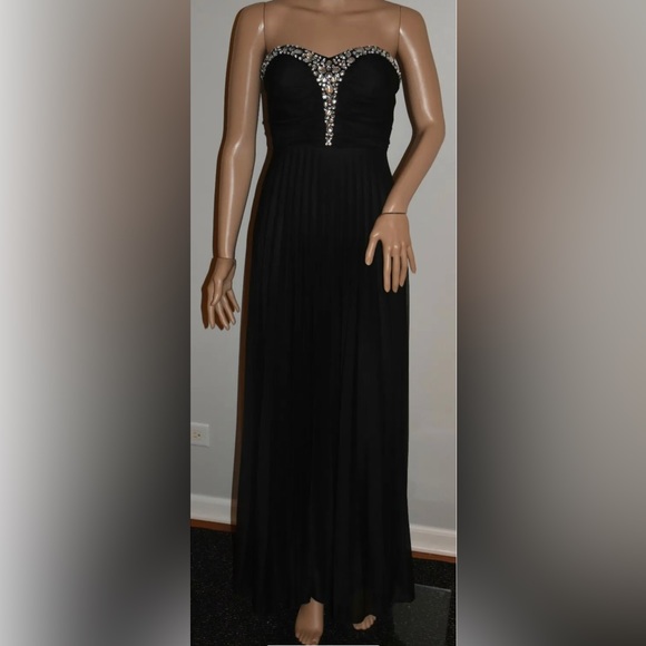 SPEECHLESS STRAPLESS BLACK PADDED GEMSTONE OPEN BACK PLEATED FORMAL DRESS - Picture 4 of 7